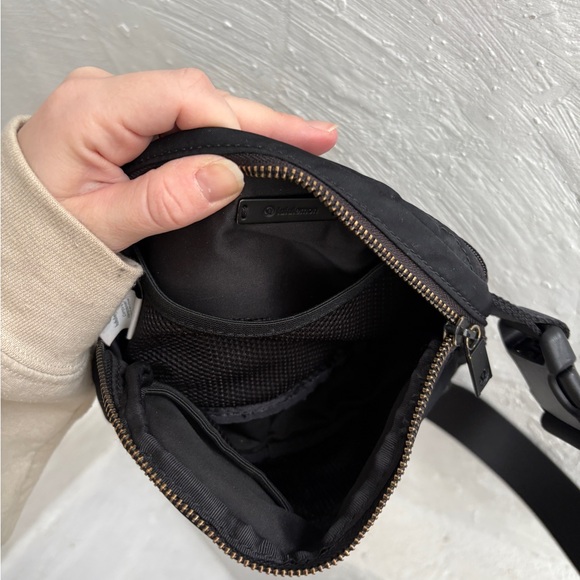 Lululemon everywhere belt bag in black - Picture 5 of 8